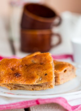 Vejetaryen kayısı pasta puding altın kahverengi ile