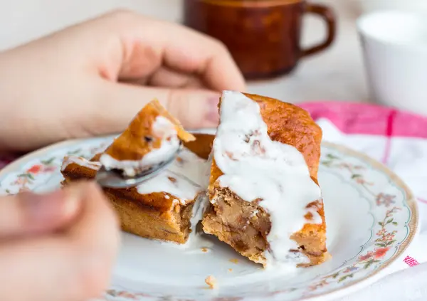 Eating vegetarian apricot pie pudding teaspoon — Stock Photo, Image