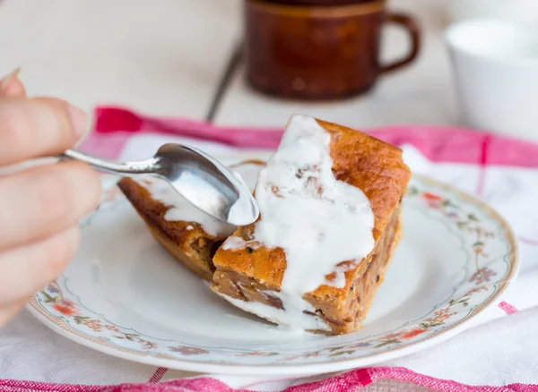 Eating vegetarian apricot pie pudding teaspoon — Stock Photo, Image