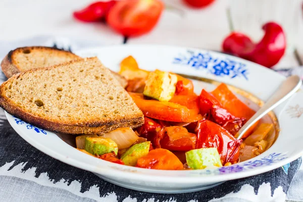 Vegetable stew with olive oil with spices, vegetarian — Stock Photo, Image