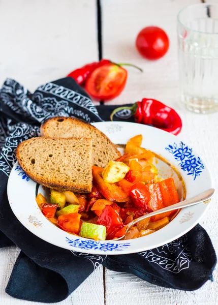 Gemüseeintopf mit Olivenöl mit Gewürzen, vegetarisch — Stockfoto