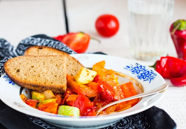 Vegetable stew with olive oil with spices, vegetarian — Stock Photo, Image