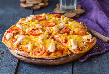 Sulu dilim pizza tavuk, Mısır, domates ve Çift Kişilik ch