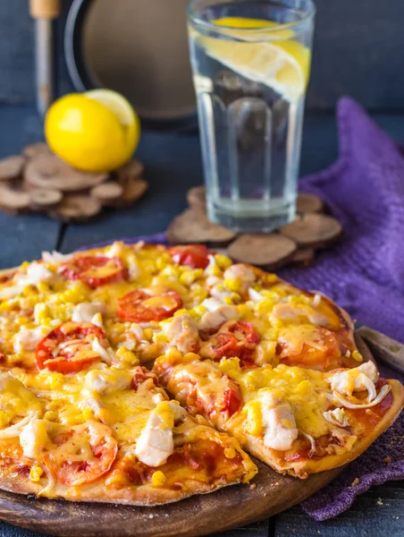 Saftige Pizzascheiben mit Hühnchen, Mais, Tomaten und doppeltem Käse — Stockfoto