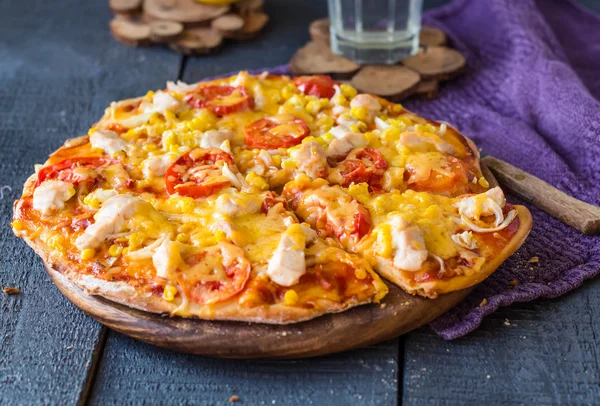 Succose fette di pizza con pollo, mais, pomodori e doppia ch — Foto Stock