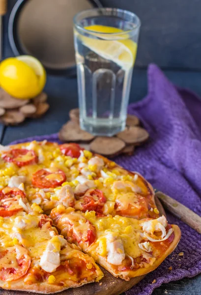 Juicy slices of pizza with chicken, corn, tomatoes and double ch — Stock Photo, Image