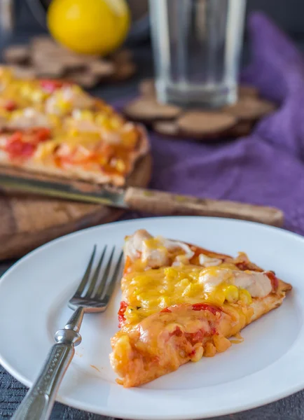 Pizza mit Hühnchen, Mais, Tomaten und Doppelkäse — Stockfoto