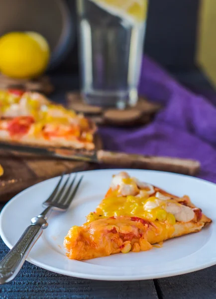 Pizza mit Hühnchen, Mais, Tomaten und Doppelkäse — Stockfoto