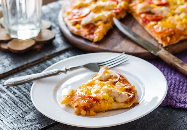 Pizza mit Hühnchen, Mais, Tomaten und Doppelkäse — Stockfoto