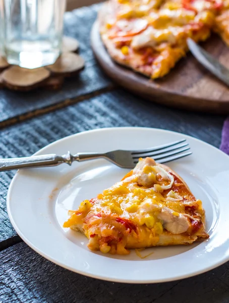Pizza mit Hühnchen, Mais, Tomaten und Doppelkäse — Stockfoto