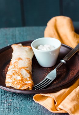 ince krepler ekşi krema, Slav mutfağı, çatal ile doldurulmuş