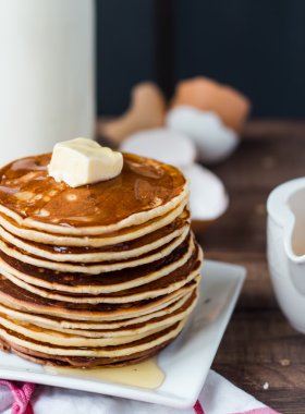 Gözleme tereyağı, bal ve süt, tatlı kahvaltı ile