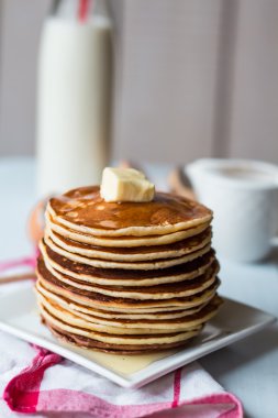 Gözleme tereyağı, bal ve süt, tatlı kahvaltı ile