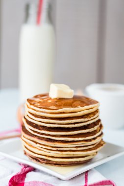 Gözleme tereyağı, bal ve süt, tatlı kahvaltı ile