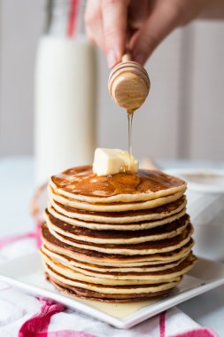 Krep yığını tereyağı ile tatlım sos ekleyin, eller