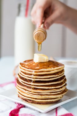 Krep yığını tereyağı ile tatlım sos ekleyin, eller