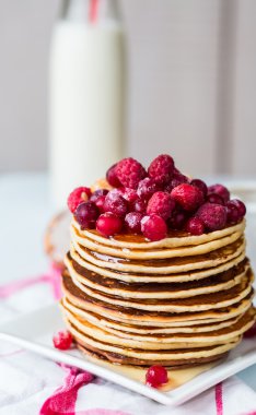Kızılcık, ahududu ve bal, tatlı ile gözleme