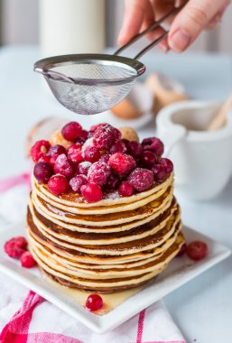 Kızılcık, ahududu ve pudra şekeri, eller ile gözleme
