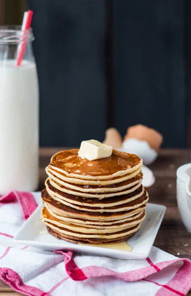 Pfannkuchen mit Butter, Honig und Milch, süßes Frühstück — Stockfoto