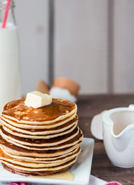 Pfannkuchen mit Butter, Honig und Milch, süßes Frühstück — Stockfoto