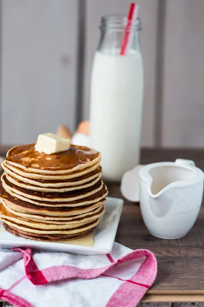 Pannkaka med smör, honung och mjölk, söt frukost — Stockfoto