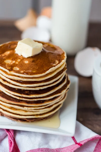 Pfannkuchen mit Butter, Honig und Milch, süßes Frühstück — Stockfoto