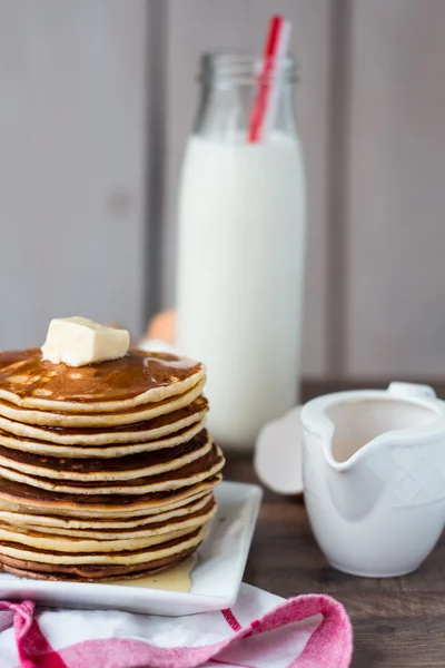 Pfannkuchen mit Butter, Honig und Milch, süßes Frühstück — Stockfoto