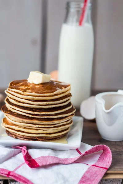 Pfannkuchen mit Butter, Honig und Milch, süßes Frühstück — Stockfoto