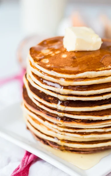 Pfannkuchen mit Butter und Honig, eine Flasche Milch, Dessert — Stockfoto