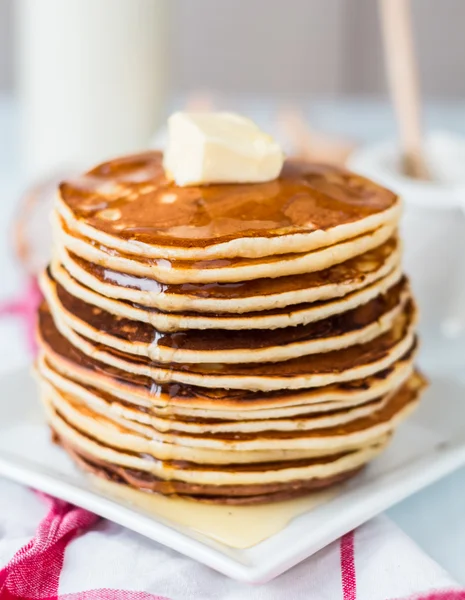 Pfannkuchen mit Butter und Honig, eine Flasche Milch, Dessert — Stockfoto