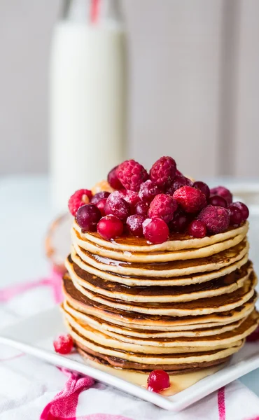 Pannkaka med tranbär, hallon och honung, söta — Stockfoto