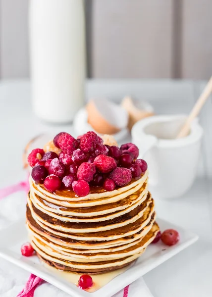 Pannkaka med tranbär, hallon och honung, söta — Stockfoto