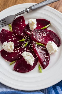 keçi peyniri, sarmısak ve susam tohumu ile pancar salatası