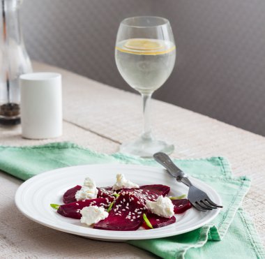 kavrulmuş pancar salatası keçi peyniri, zeytin yağı ve susam