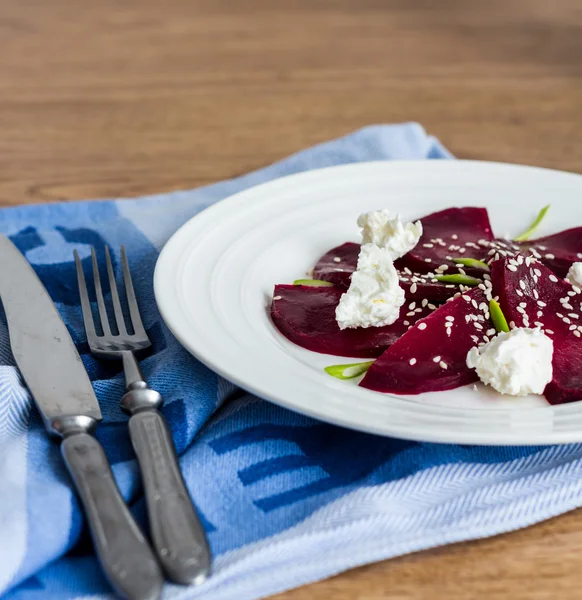 Insalata di barbabietole con formaggio di capra, aglio e semi di sesamo — Foto Stock