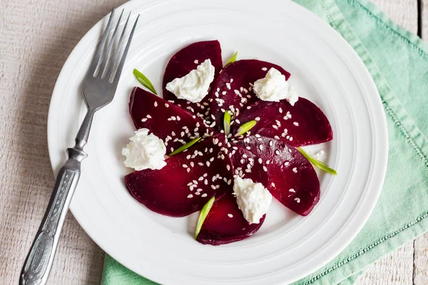 Salade de betteraves rôties au fromage de chèvre et graines de sésame, en-cas — Photo