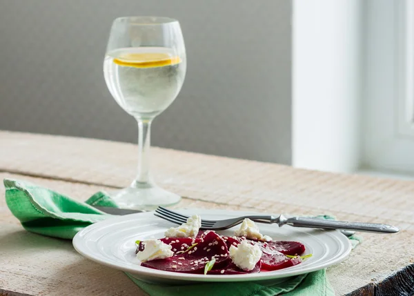 Ensalada de remolacha asada con queso de cabra y semillas de sésamo, merienda —  Fotos de Stock