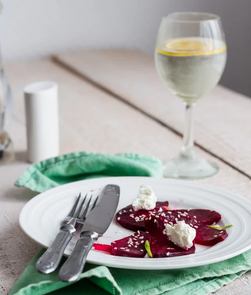 Para comer una ensalada de remolacha con queso de cabra, aceite y sésamo, manos —  Fotos de Stock