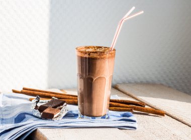 Çikolatalı süt smoothie muz, fıstık ezmesi ve tarçın ile 