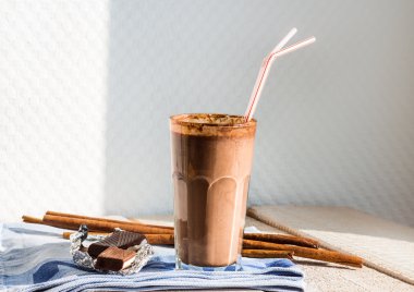 Çikolatalı süt smoothie muz, fıstık ezmesi ve tarçın ile 