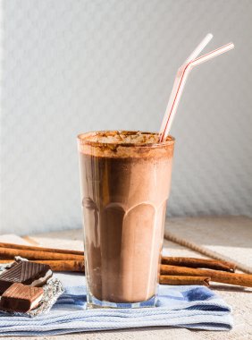 Çikolatalı süt smoothie muz, fıstık ezmesi ve tarçın ile 