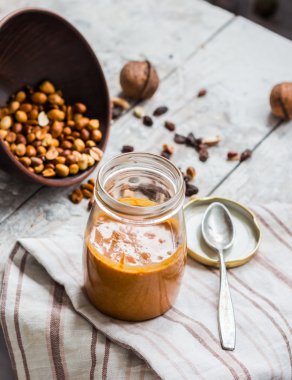 ev yapımı ve hafif bir arka plan üzerinde fındık fıstık ezmesi