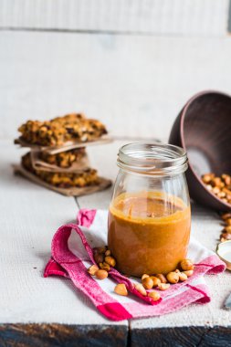 Taze ot ve çay kaşığı fıstık yağı