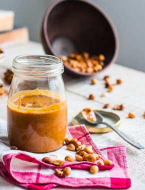 Taze ot ve çay kaşığı fıstık yağı