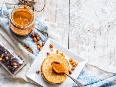 Fıstık ezmesi bir kavanoz, üstten görünüm ve metin için yer