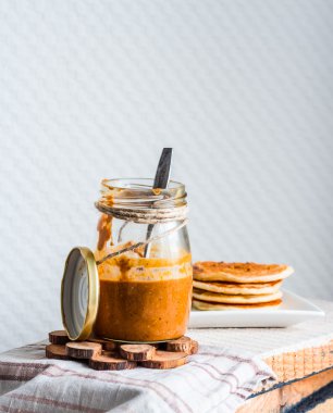 ev yapımı fıstık ezmesi bir cam kavanoza bir çay kaşığı yemek 