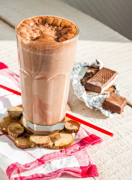 Schokoladen-Smoothie mit Banane und Erdnussbutter — Stockfoto