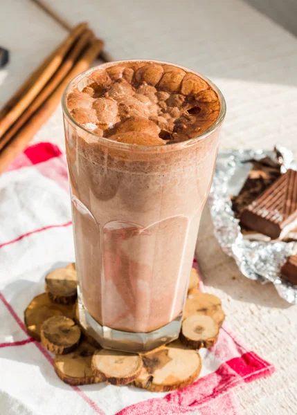 Schokoladen-Smoothie mit Banane und Erdnussbutter — Stockfoto