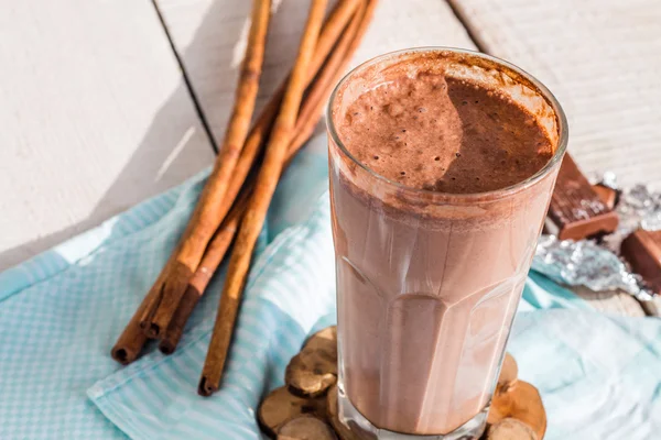 Schokoladenmilch-Smoothie mit Banane, Erdnussbutter und Zimt — Stockfoto