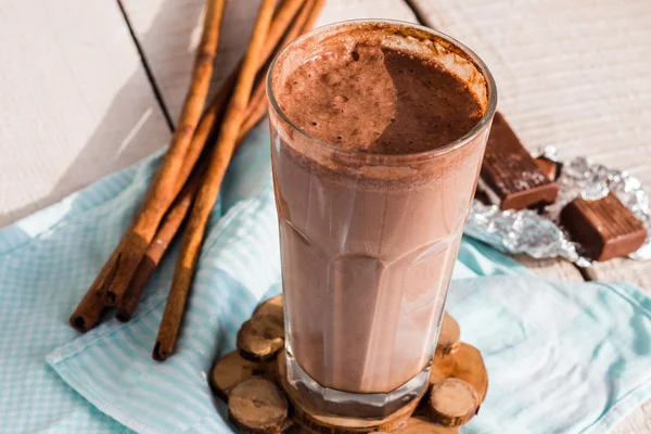 Batido de leche de chocolate con plátano, mantequilla de maní y canela — Foto de Stock